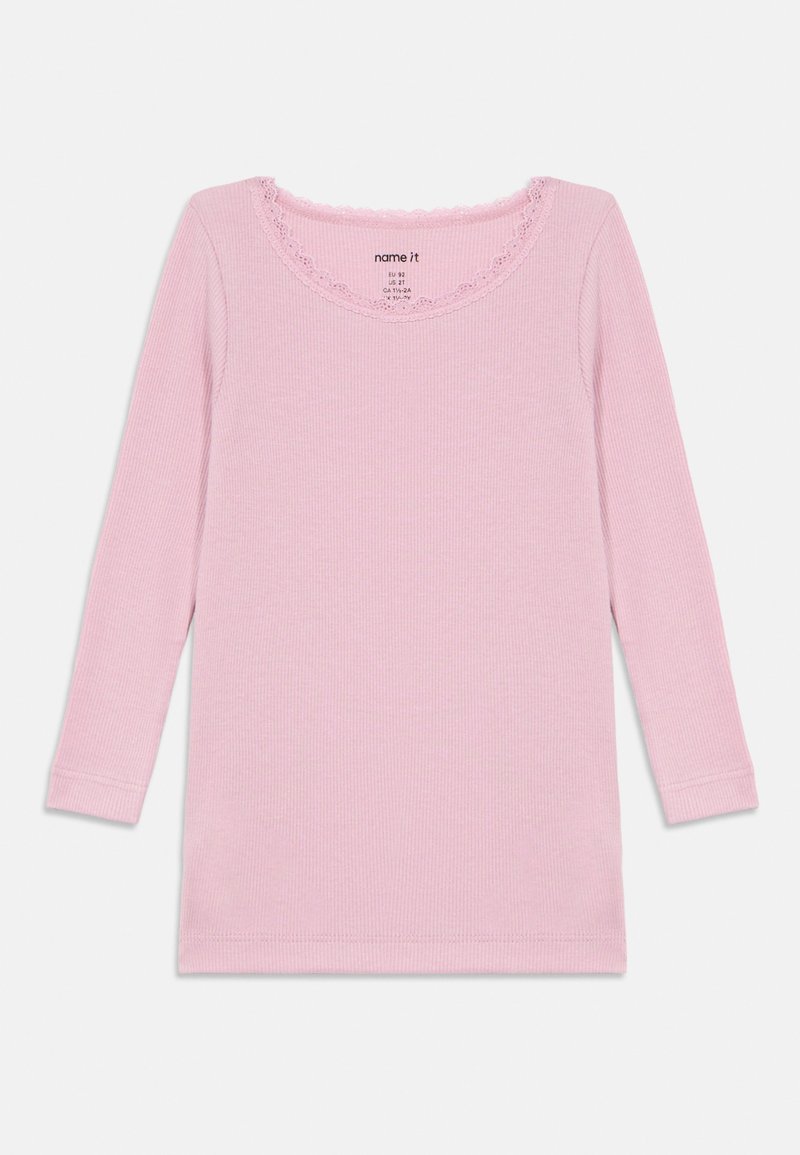 Top térmico de manga longa rosa com textura canelada, decote decorativo com bordas em scallop e corte reto, apresentando uma etiqueta no interior.