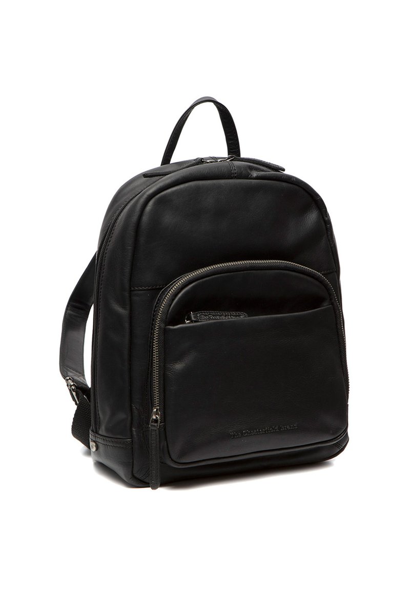 Zaino in pelle nera con una texture liscia, interno imbottito, tasca frontale con zip e spallacci regolabili. Presenta una maniglia superiore.