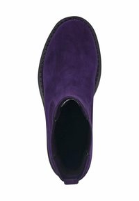 Bottine violette en daim avec un bout arrondi, semelle en caoutchouc noire et panneaux élastiques sur les côtés pour un enfilage facile. Intérieur doublé pour plus de confort.