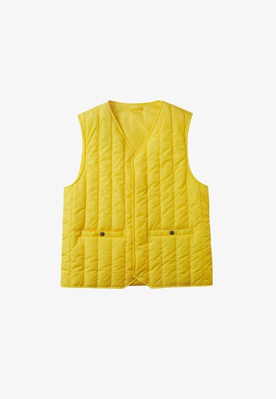 Gelber Steppweste mit V-Ausschnitt, ärmellosem Design, zwei Fronttaschen und Druckknopfverschlüssen, die ein strukturiertes Muster zeigt.