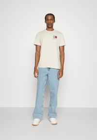 Tommy Jeans ESSENTIAL FLAG TEE  - Paprasti marškinėliai - beige