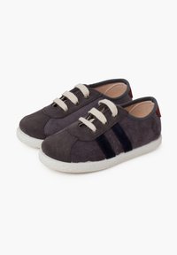 Scarpe in suede grigio con lacci crema, caratterizzate da strisce blu navy sui lati e una suola in gomma bianca testurizzata. Accento rosso sul tallone.