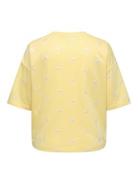 Žltá košeľa s krátkym rukávom a voľným strihom, zdobená malými bielymi vzormi margarétok rovnomerne rozptýlenými po celej tkanine.