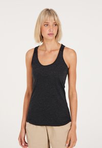 Schwarzes Tanktop aus leichtem Stoff mit einem tiefen Ausschnitt und Spitzenakzenten an den Trägern. Figurbetontes Design, glatte Textur.