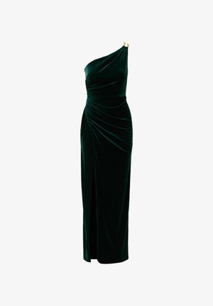 Robe en velours vert avec un design à une épaule, des détails froncés sur le côté, et une fente haute pour l'accent. Texture lisse et douce tout au long.