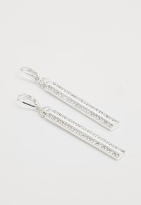 Strieborné náušnice s dvoma predĺženými obdĺžnikovými tvarmi, zdobené viacerými jasnými rhinestone diamaníkmi po okrajoch.