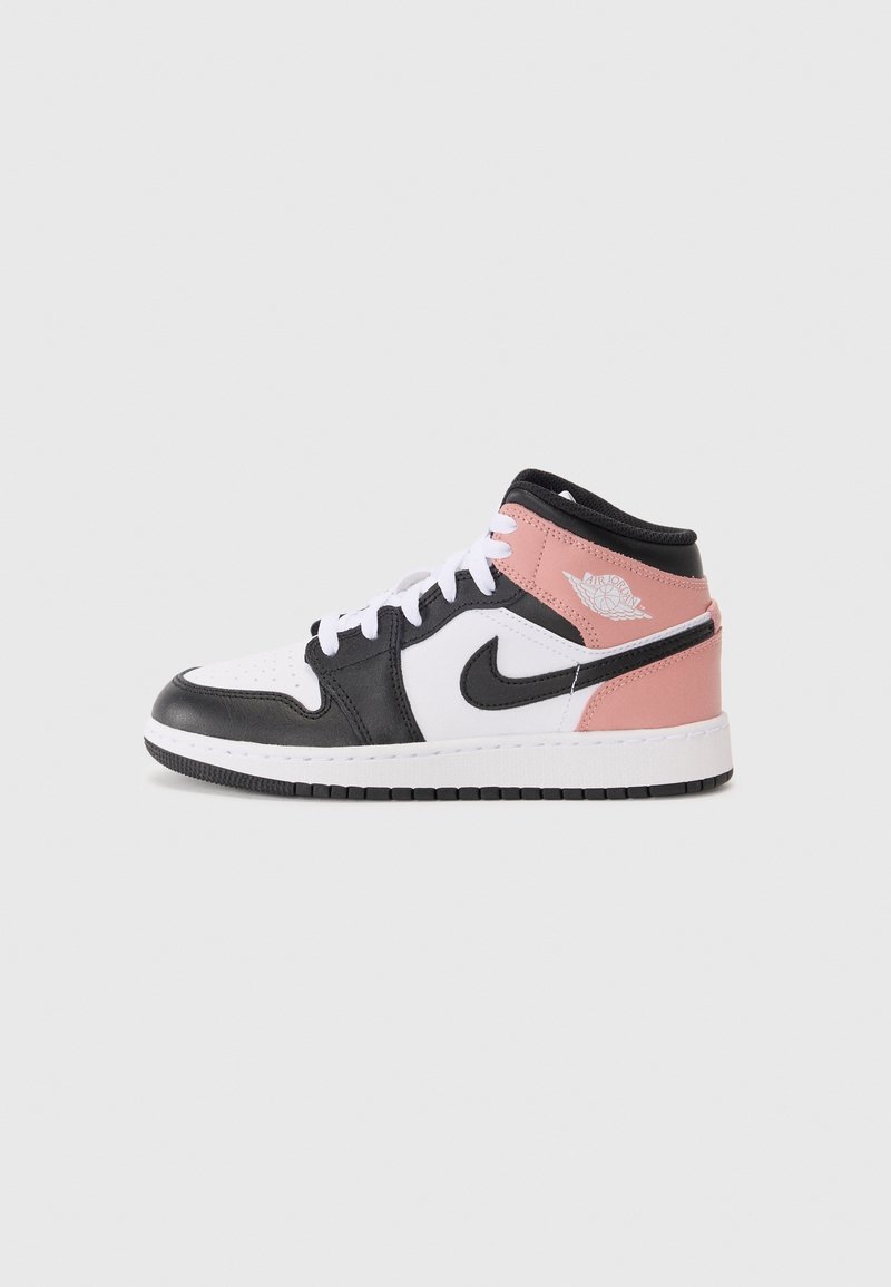 Basket mi-montante avec panneaux en cuir blanc, noir et rose, lacets blancs, logo Nike noir et semelle blanche sur fond gris.