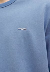 Modra bombažna majica s krožnim izrezom in kratkimi rokavi, z majhnim vezenim logotipom "Jack & Jones" na prsih.