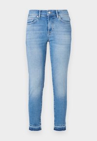 Svijetloplave traperice uskog kroja, s pet džepova i lagano strganim rubom. Imaju prednje zatvaranje na gumb i blago izblijeđene detalje.