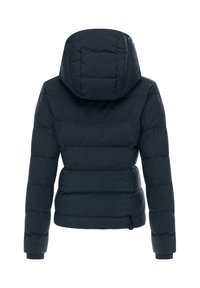 Gewatteerde jas in donkerblauw met een capuchon, voorzien van een gewatteerd ontwerp, lange mouwen en elastische boorden. Gemaakt van zachte, geïsoleerde stof.