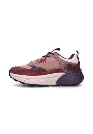 Scarpe sportive con un design a strati in suede rosa e bordeaux, suola texturizzata viola e lacci a contrasto.