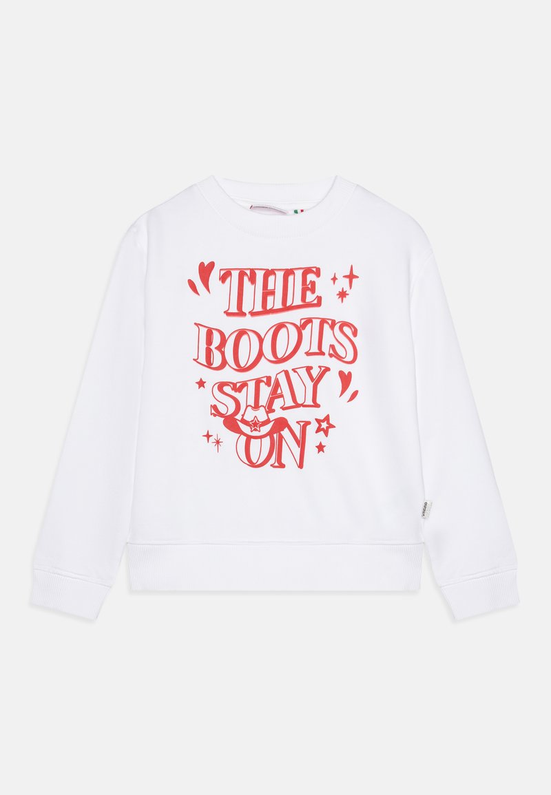 Biała bluza z czerwoną grafiką tekstu: "BUTY ZOSTAJĄ NA NOGACH," ozdobiona gwiazdkami i sercami. Szczegóły z prążkowanymi mankietami i dołem.