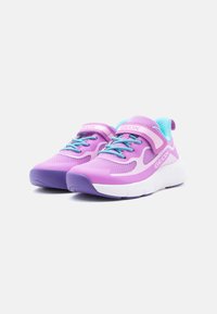 Παιδικά αθλητικά παπούτσια σε μωβ και ροζ χρώμα με τυρκουάζ κορδόνια και εσωτερική επένδυση, λευκές σόλες και το όνομα της μάρκας "GEOX" στο πλάι και στο λουράκι.