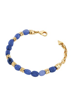 Bracciale a catena dorata con perline blu irregolari e separatori dorati, dotato di chiusura a moschettone e estremità della catena regolabile.