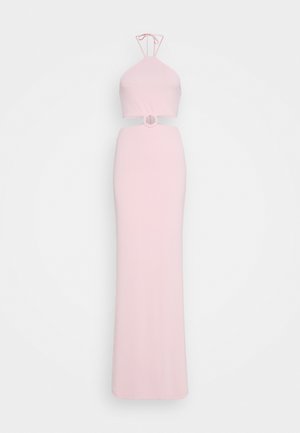 Vestido rosa de halter com corpo ajustado, cintura recortada com um detalhe circular e saia reta, feito de um tecido suave.