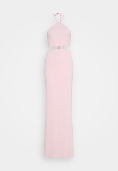 Vestido rosa de halter com corpo ajustado, cintura recortada com um detalhe circular e saia reta, feito de um tecido suave.