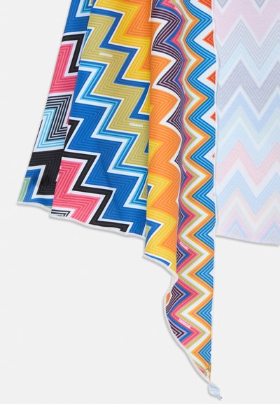Flerfarget zigzag-mønstrete stoff med blå, rosa, gule og svarte nyanser, med en myk tekstur og en jevn overflate.
