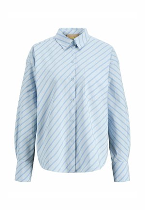 Chemise bleu clair à boutons avec des rayures diagonales bleu plus foncé, manches longues, une seule poche poitrine et un col pointu.