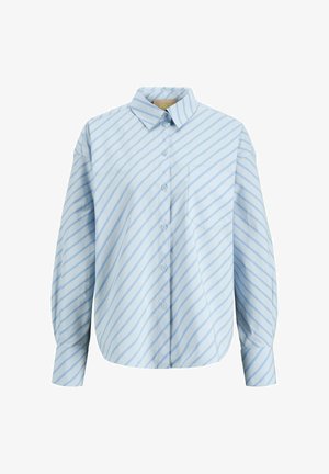 Cămașă bleu deschis cu nasturi, cu dungi diagonale de culoare albastru închis, mâneci lungi, un buzunar la piept și un guler ascuțit.