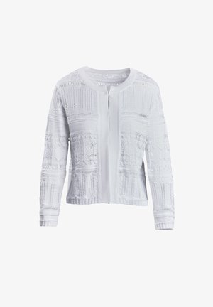 Balta adīta džemperis ar tekstūru rakstiem, ar garām piedurknēm un apaļu kaklu. Atvērta priekšpuse ar ribotiem akcentiem pie piedurknēm un apakšmalas.