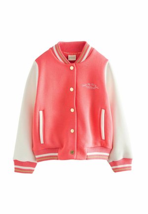 Veste universitaire corail et blanche avec boutons dorés, poignets rayés et poches. Texture douce et logo brodé sur le devant.