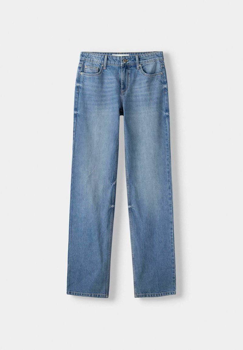 Jeans de denim azul claro con un diseño de pierna recta, estilo de cinco bolsillos y sutiles acentos desgastados. Cuenta con un cierre de botón y cremallera.