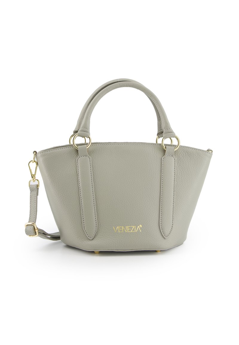 Sac à main en cuir gris avec deux poignées courtes, une bandoulière amovible, des accents dorés et un fond arrondi. Présente le nom de la marque en doré.