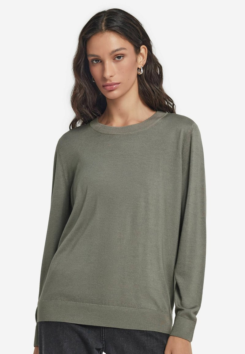 Olivenfarbener, langärmeliger Pullover aus weichem Stoff, mit Rundhalsausschnitt und lässiger Passform, mit gerippten Bündchen und Saum.