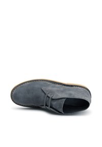 Shoe in suede grigio con punta tonda, dettagli cuciti e chiusura con lacci. La suola è di color beige con un leggero motivo di battistrada.