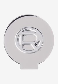 Ronde zilveren accessoire met een verhoogd "R"-logo in het midden, met een glad, reflecterend oppervlak en een kleine basis.