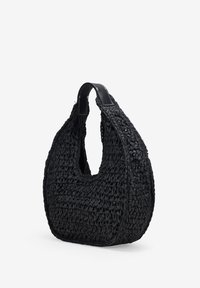Bolso negro tejido con forma de hobo. Presenta un diseño texturizado y trenzado, y un asa de piel negra suave. Abierto por la parte superior con dos aberturas para las asas.