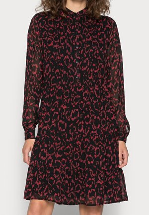 Robe noire à manches longues avec imprimé léopard abstrait rouge, boutonnée devant, col et ourlet à volants.