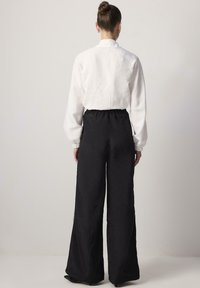Touché Privé CONTRAST PIPING CUPRA  - Trousers - black