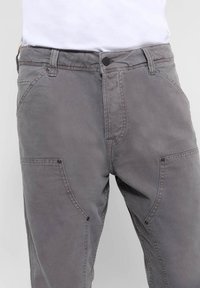 Grijze katoenen broek met een gladde textuur, voorzakken met zwarte knopen en een eenvoudig taillebandontwerp.