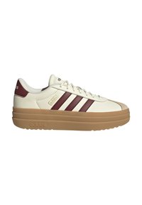 Sneaker bianca in pelle con accenti color bordeaux e tre strisce, punta tonda e suola in gomma beige, caratterizzata da materiale testurizzato e marchio.