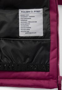 Vaatelappu mustassa ja violetissa takissa, jossa luetellaan vedenpitävät, tuulenpitävät, hengittävät, kierrätetyt materiaalit ja heijastavat ominaisuudet.