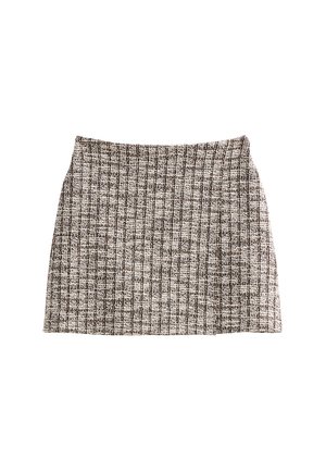 Mini falda de tweed gris y blanco que presenta rayas verticales, una cintura ajustada y un dobladillo ligeramente acampanado con un acabado texturizado.