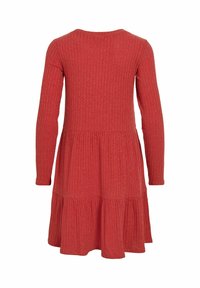 Červené šaty s dlouhým rukávem, žebrované, s přiléhavým korzetem a vrstvenou, rozšířenou sukní. Měkká textura, kulatý výstřih a jemné nařasení.