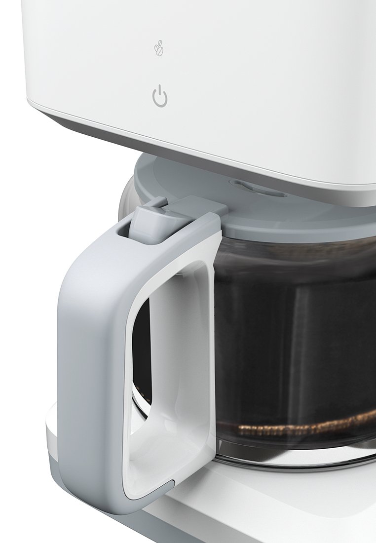 Machine à café au design élégant avec un corps blanc et une poignée grise. Carafe en verre avec un intérieur noir, équipée d'un bec verseur et d'un couvercle.