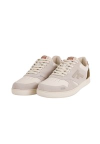 Sneaker beige con un mix di suede testurizzato e pelle liscia. Caratteristiche includono una punta forata, lacci e un dettaglio del logo a contrasto.
