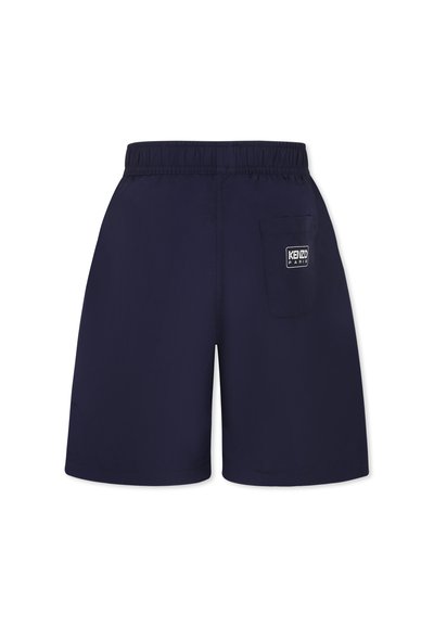 Shorts bleu marine en tissu léger avec une taille élastique et une seule poche arrière avec un patch logo blanc.