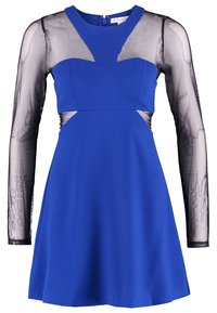Robe bleu ligne A avec manches longues noires transparentes et empiècement en maille au niveau de l'encolure et des côtés, fermeture éclair dans le dos.