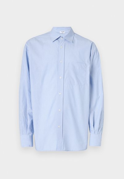 Šviesiai mėlynos juostelės ilgomis rankovėmis marškiniai su mygtukų apykakle, vieninteliu krūtiniu kišenė ir mygtukų uždarymu. Pagaminti iš lygaus, audinio.