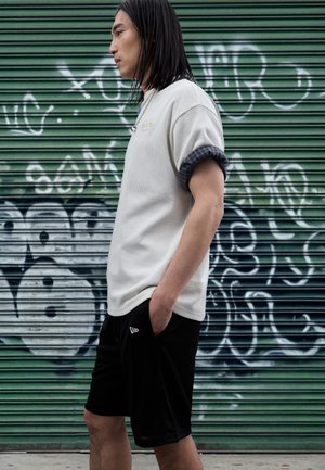 New Era Shorts - black