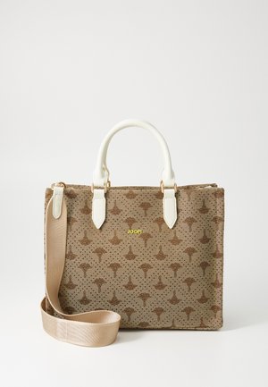 Braune Handtasche mit Muster, weißen Griffen und goldenen Beschlägen. Enthält einen abnehmbaren beigen Schultergurt. Hat eine glatte Textur und eine strukturierte Form.