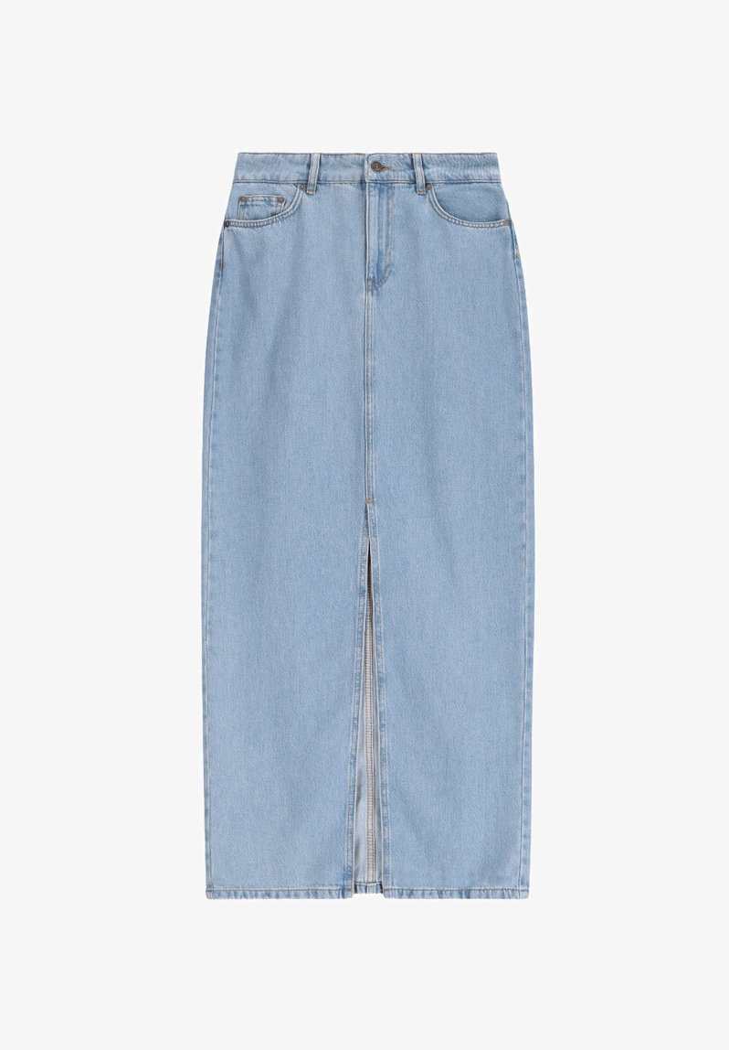 Jupe en denim bleu clair avec une coupe droite, fente sur le devant et design traditionnel à cinq poches. Comprend un bouton en métal et une fermeture éclair.