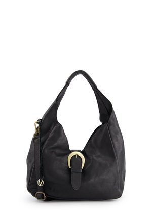 Schwarze Lederhandtasche mit einer lässigen Form, die einen großen runden goldenen Schnallenakzent und einen abnehmbaren Schulterriemen aufweist. Weiche Textur.