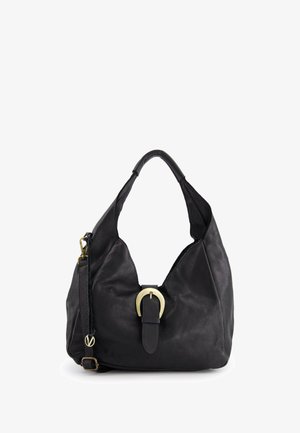 Czarna skórzana torba o luźnym kształcie, z dużym okrągłym złotym zapięciem i odpinanym paskiem na ramię. Miękka faktura.