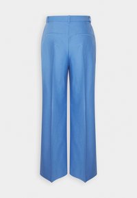 Kraťasy s širokými nohavicemi v jednolité světle modré látce. Vyznačují se plochým předním dílem, zadními kapsami a hladkou texturou. Zpevněný pas s poutky na pásek.