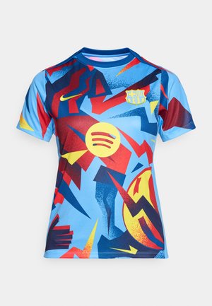Camisola atlética azul com um vibrante design abstrato em vermelho, amarelo e azul escuro, com decote redondo e os logótipos da Nike e da Spotify.